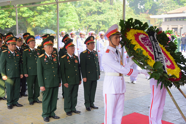 
Đoàn viếng của Bộ Quốc phòng do Bộ trưởng - Đại tướng Ngô Xuân Lịch dẫn đầu.
