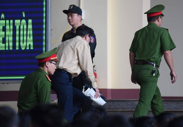  Bị cáo Phan Văn Vĩnh rời tòa sáng nay (14/11) 