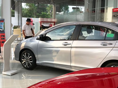 Một khách xem xe tại đại lý Honda ở quận 2, TP HCM. 